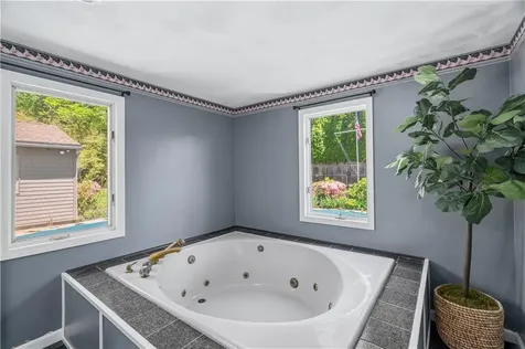 32 Ridge Road Bristol RI 02809