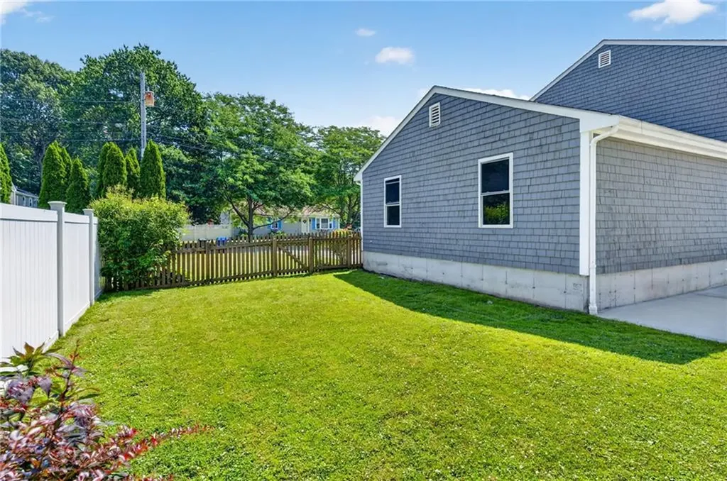 21 Sefton Drive Bristol RI 02809