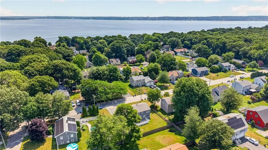 21 Sefton Drive Bristol RI 02809