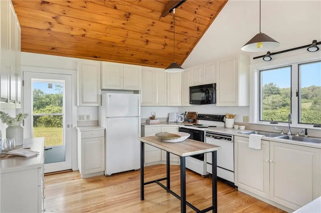 73 Quaker Hill Farm Road Little Compton RI 02837