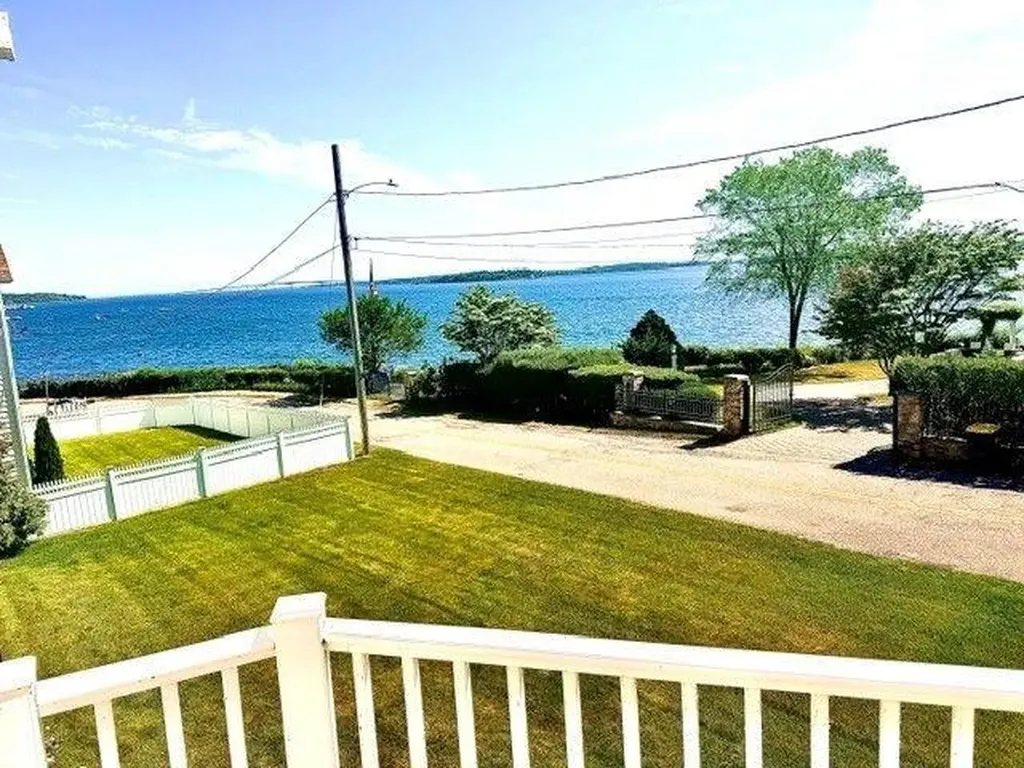 20 Roxbury Road Narragansett RI 02882