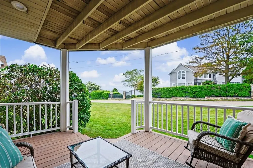 20 Roxbury Road Narragansett RI 02882