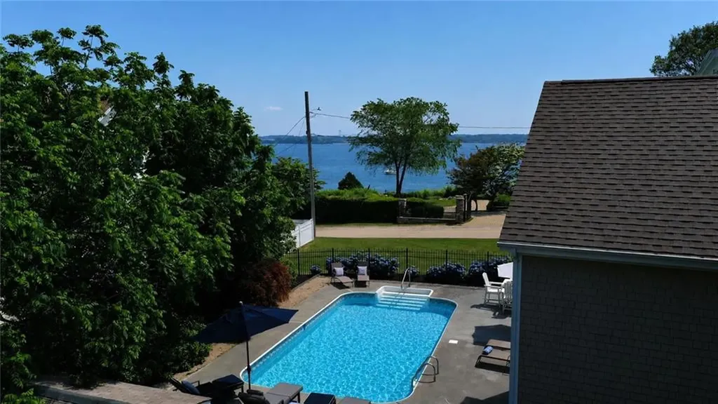 20 Roxbury Road Narragansett RI 02882