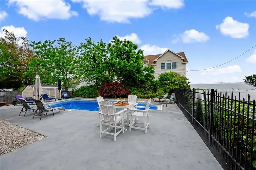 20 Roxbury Road Narragansett RI 02882