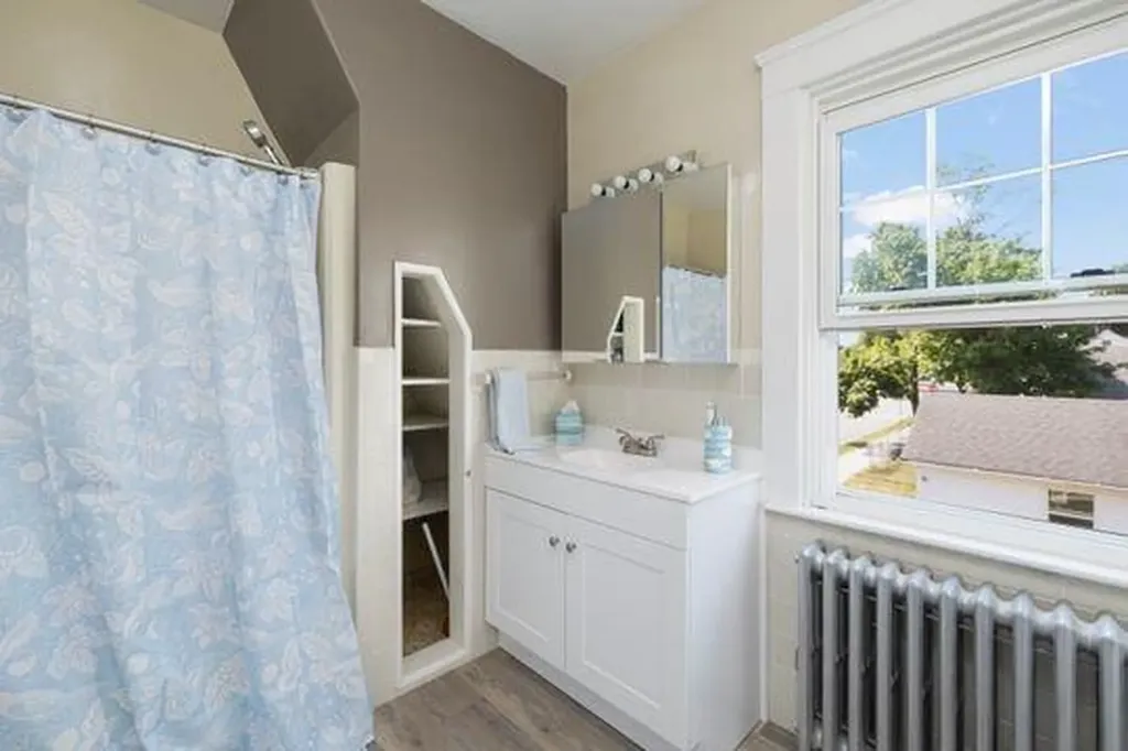 41 Wannamoisett Road East Providence RI 02914