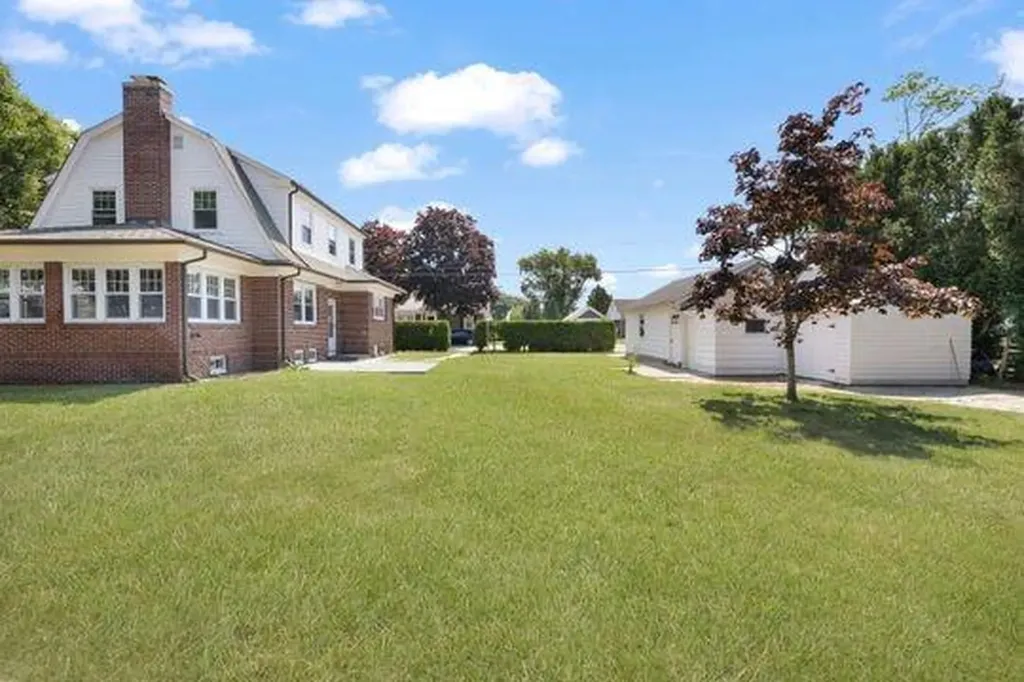 41 Wannamoisett Road East Providence RI 02914