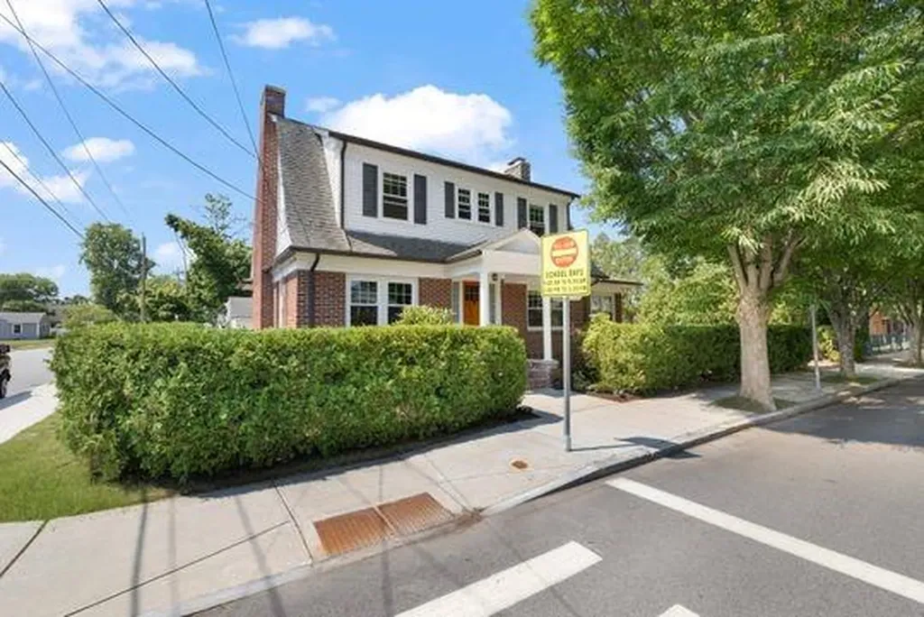 41 Wannamoisett Road East Providence RI 02914