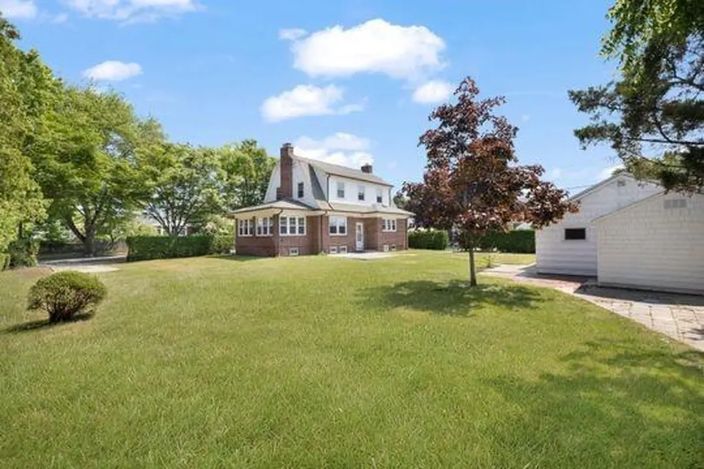 41 Wannamoisett Road East Providence RI 02914