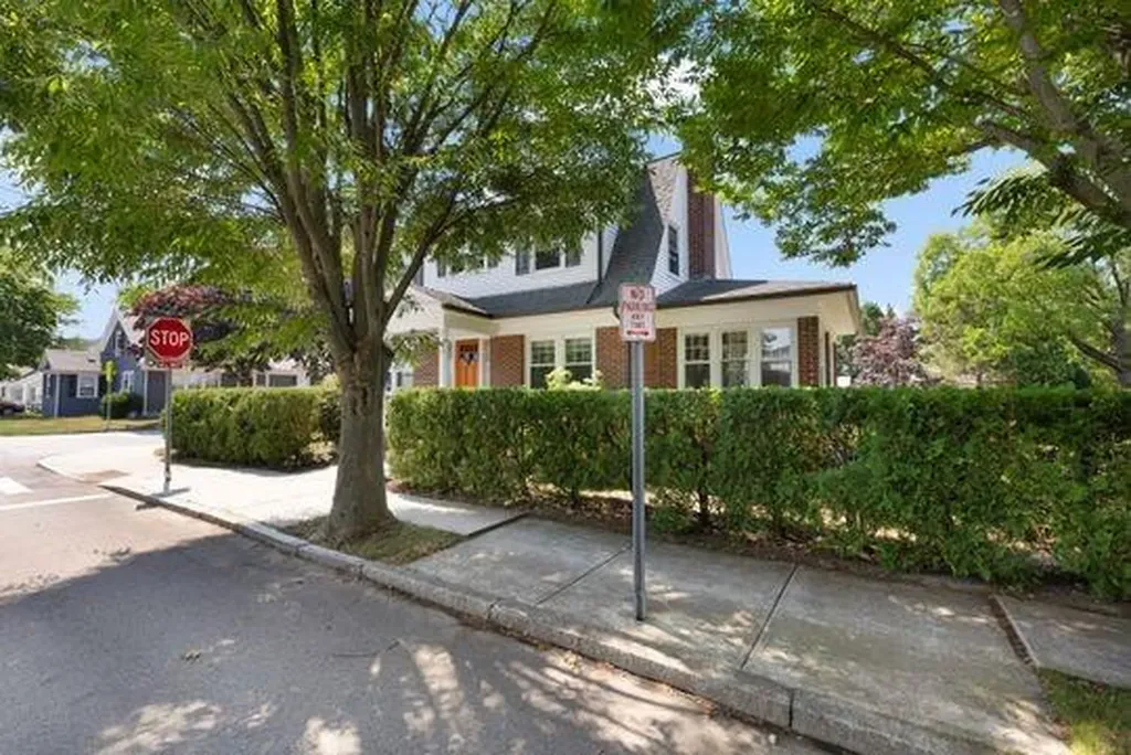 41 Wannamoisett Road East Providence RI 02914