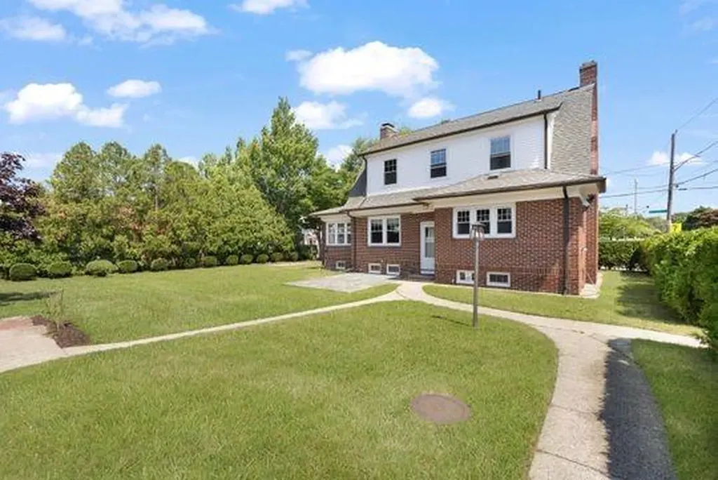 41 Wannamoisett Road East Providence RI 02914