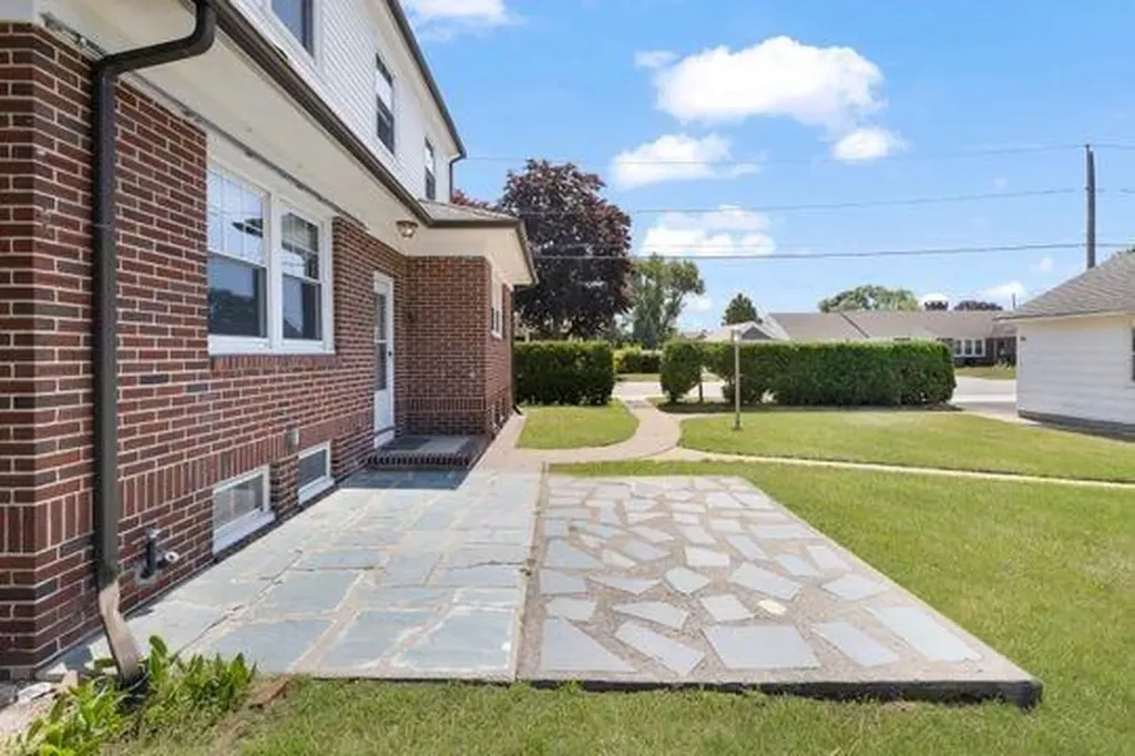 41 Wannamoisett Road East Providence RI 02914