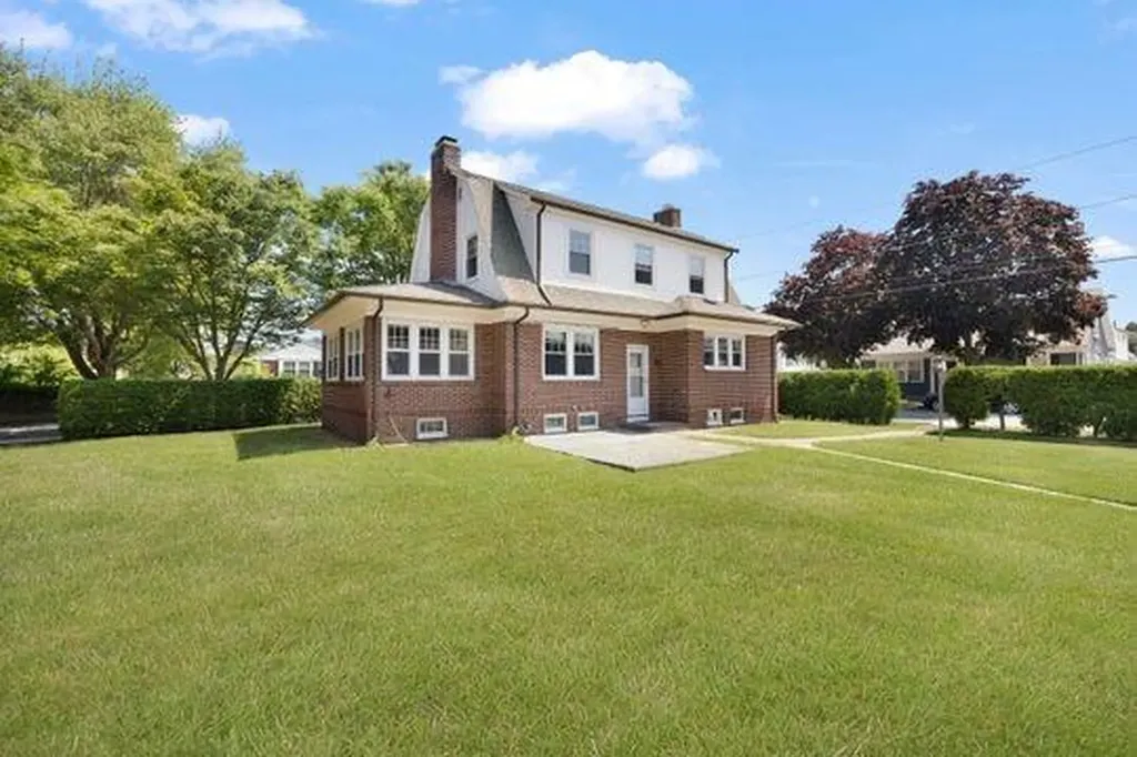 41 Wannamoisett Road East Providence RI 02914