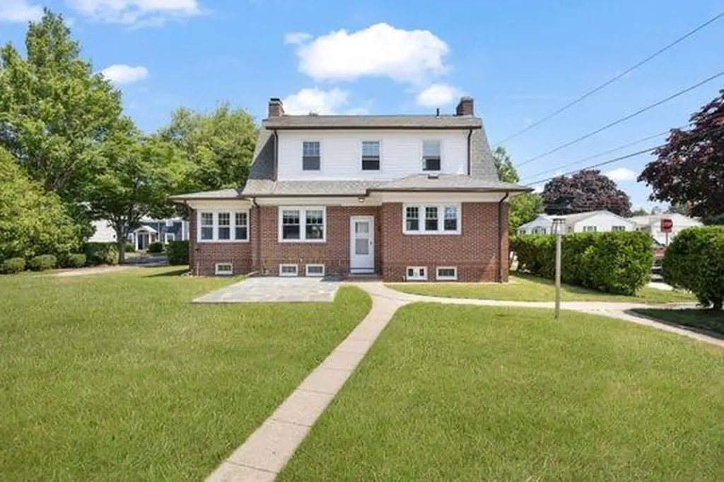41 Wannamoisett Road East Providence RI 02914