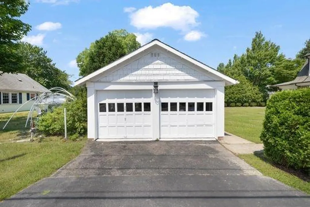 41 Wannamoisett Road East Providence RI 02914