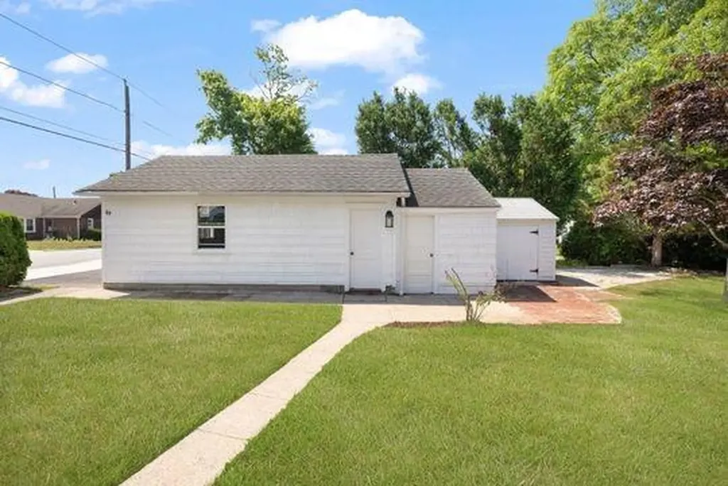 41 Wannamoisett Road East Providence RI 02914