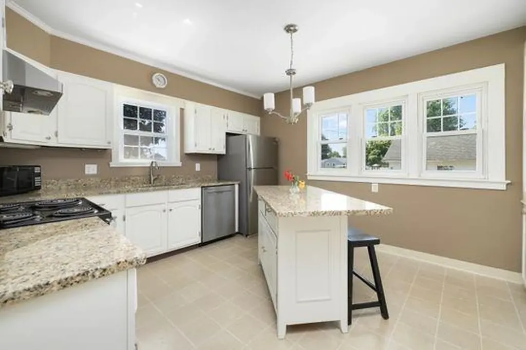 41 Wannamoisett Road East Providence RI 02914