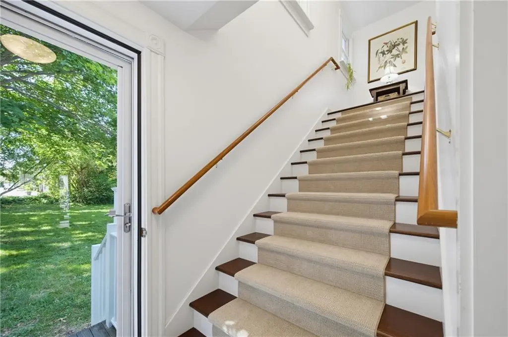 17 Rose Court Narragansett RI 02882