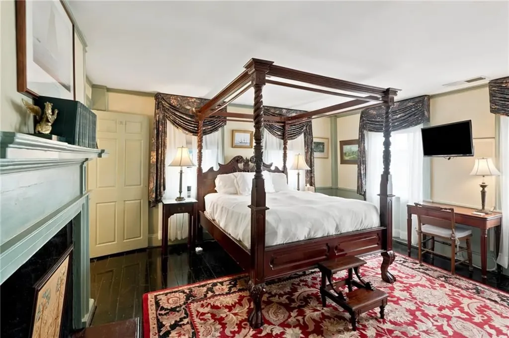 352 Spring Street Newport RI 02840
