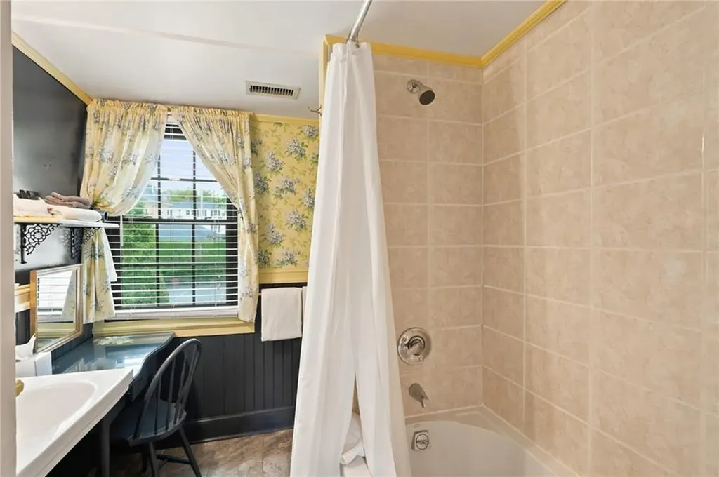 352 Spring Street Newport RI 02840