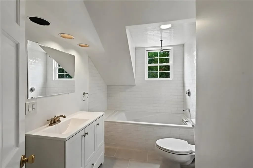 352 Spring Street Newport RI 02840