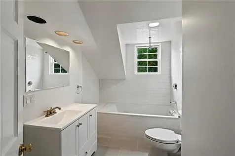352 Spring Street Newport RI 02840