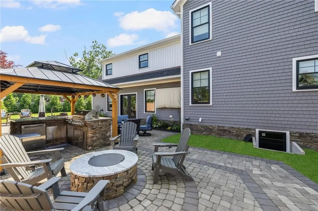 3 Oak Street Middletown RI 02842