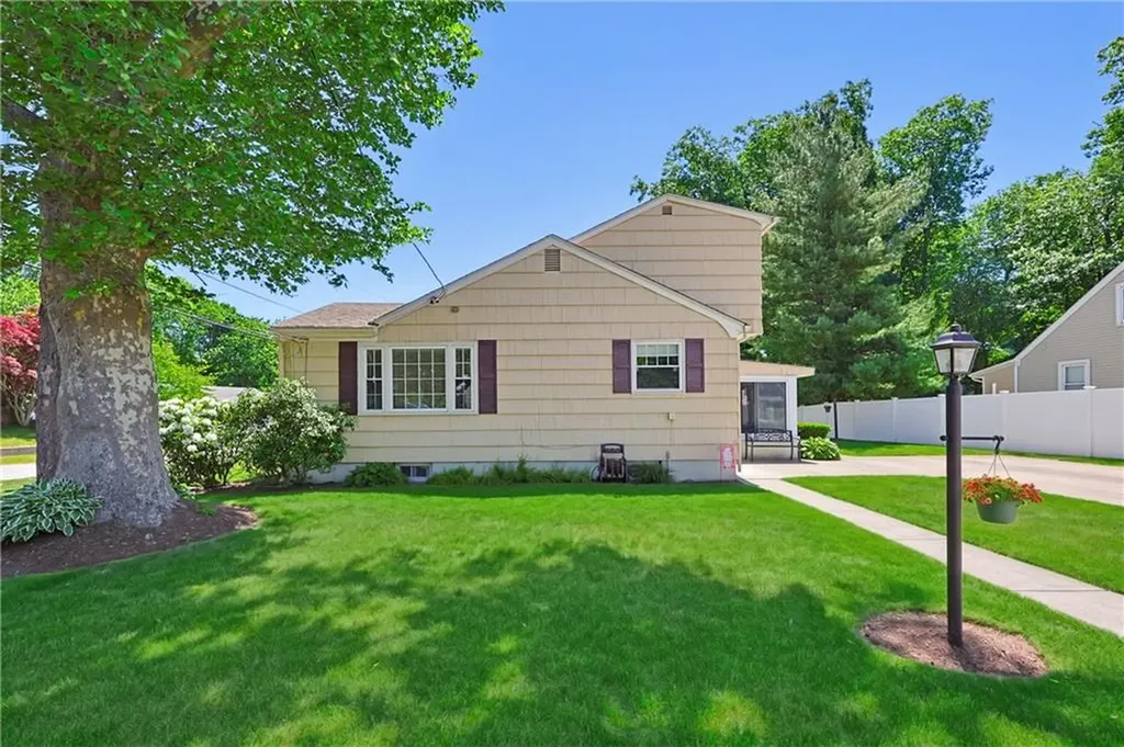 25 Hunter Drive Cumberland RI 02864