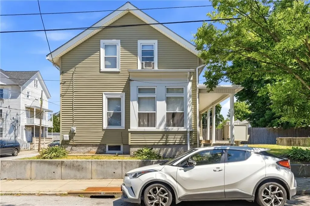 35 Woodlawn Avenue Pawtucket RI 02860