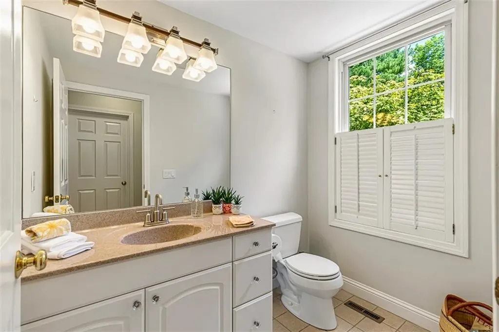 1 Mallard Cove Way Barrington RI 02806