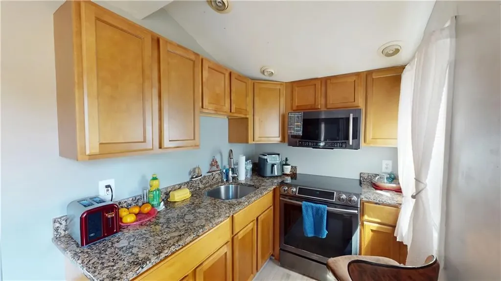 69 Kenway Avenue Warwick RI 02889