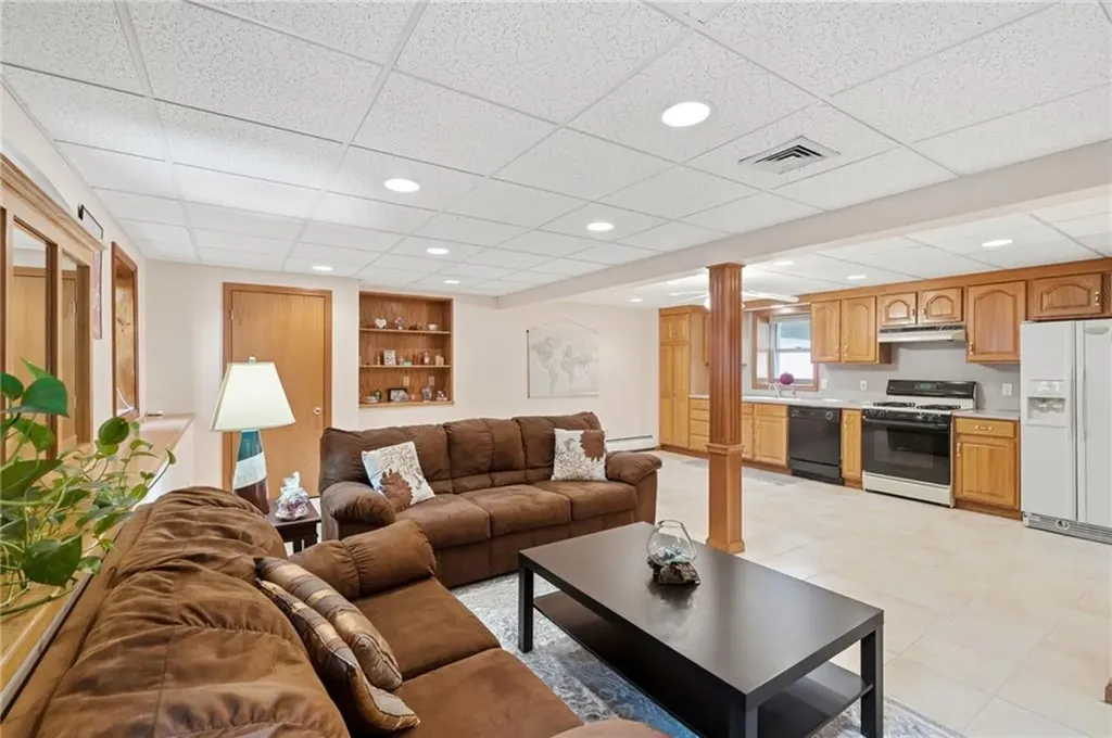 9 Daisy Court Cranston RI 02920