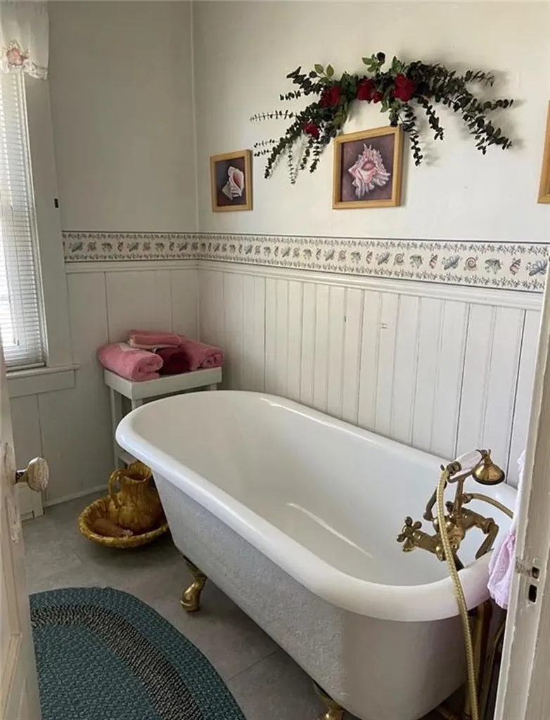 49 Grinell Avenue Tiverton RI 02878