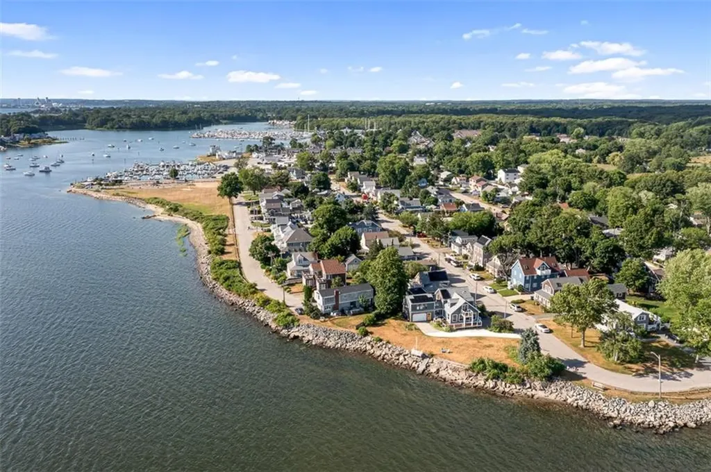 10 Blanding Avenue Barrington RI 02806