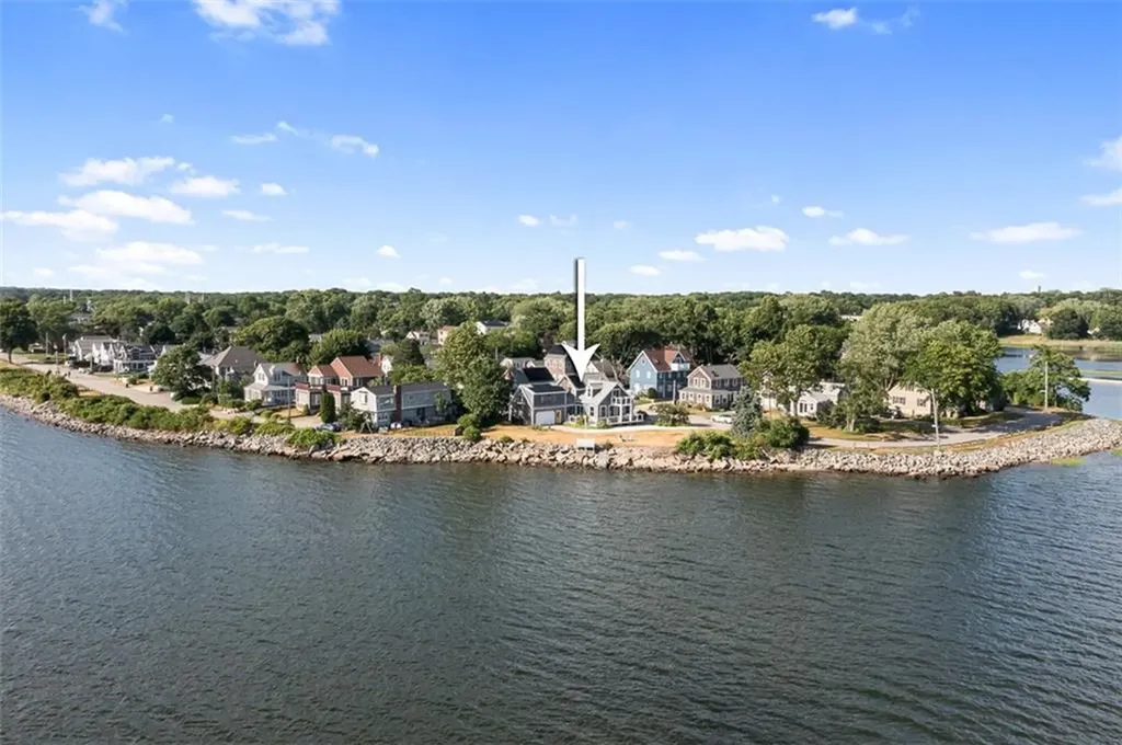 10 Blanding Avenue Barrington RI 02806