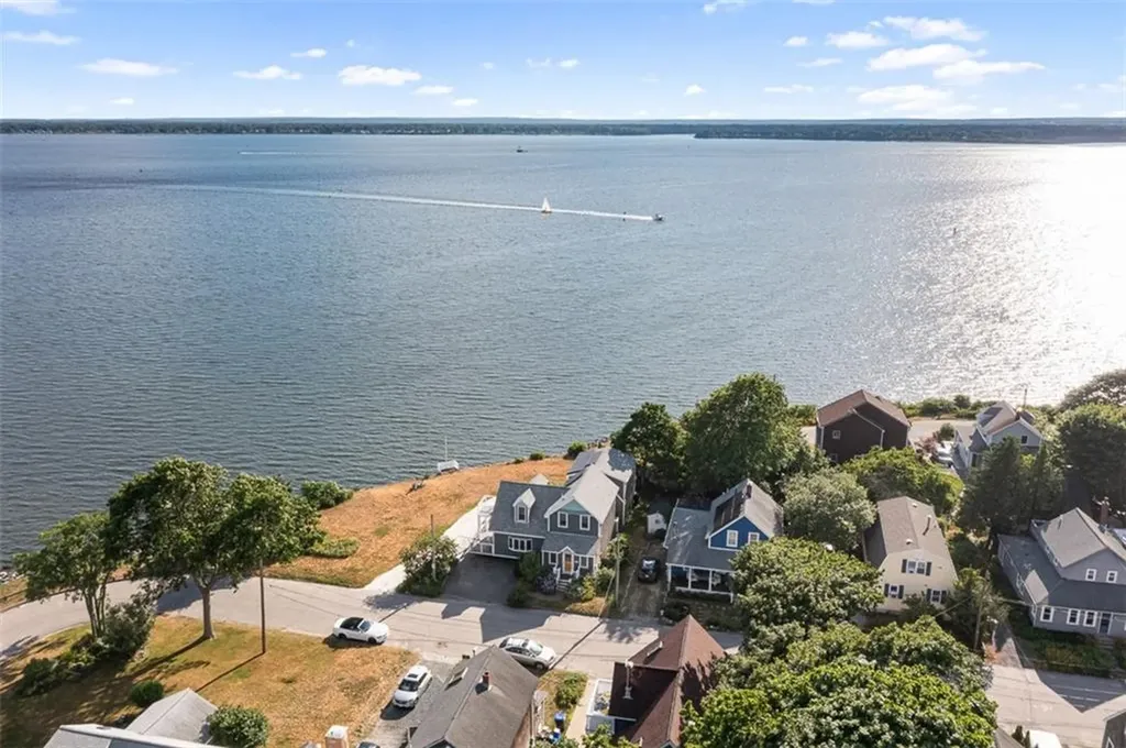 10 Blanding Avenue Barrington RI 02806