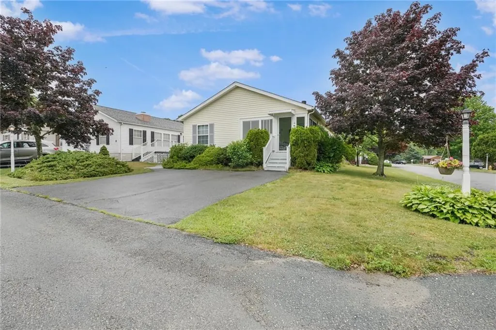 4 Nightingale Lane Tiverton RI 02878