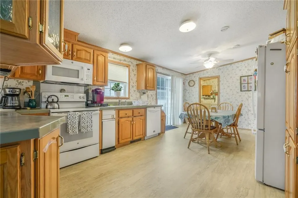 4 Nightingale Lane Tiverton RI 02878