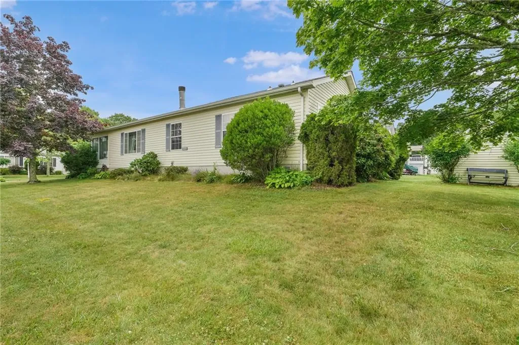4 Nightingale Lane Tiverton RI 02878