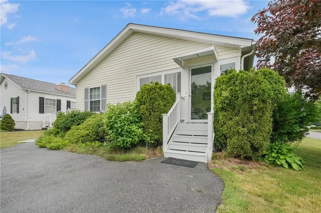 4 Nightingale Lane Tiverton RI 02878