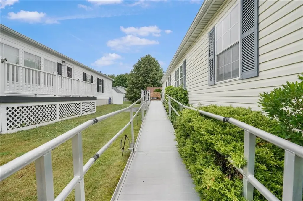 4 Nightingale Lane Tiverton RI 02878