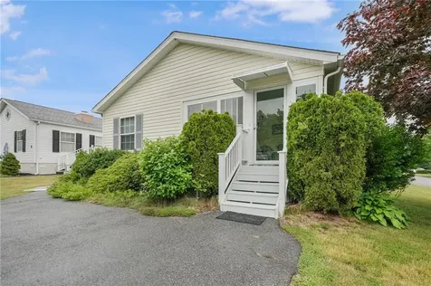 4 Nightingale Lane Tiverton RI 02878