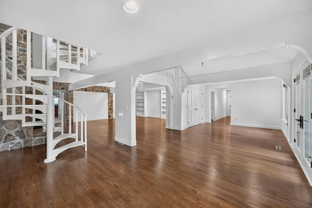 683 Neck Road Tiverton RI 02878