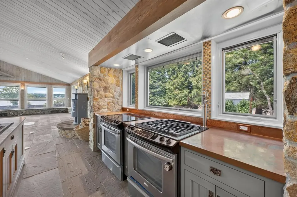 683 Neck Road Tiverton RI 02878