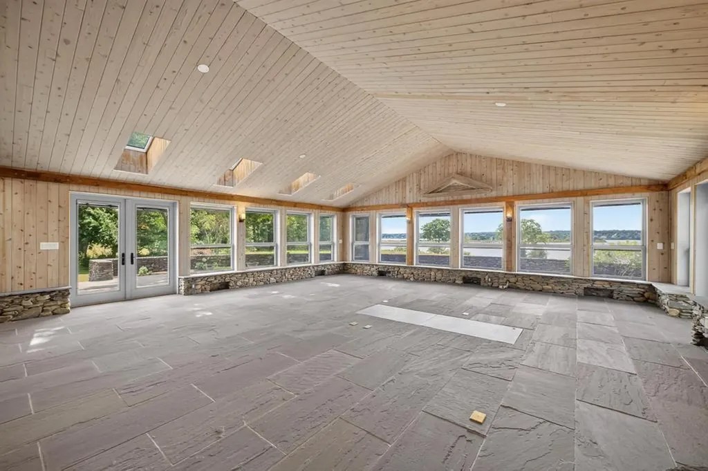 683 Neck Road Tiverton RI 02878