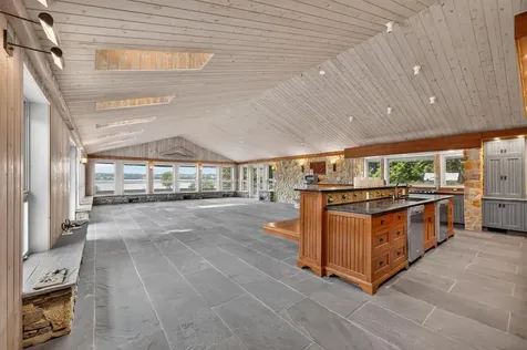 683 Neck Road Tiverton RI 02878