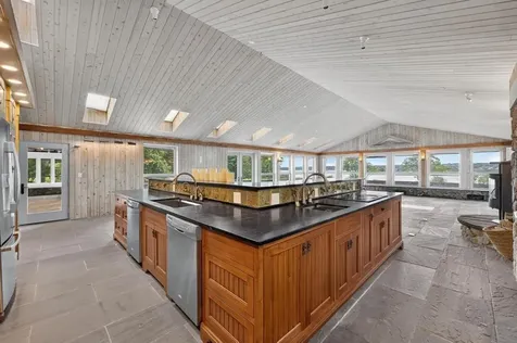 683 Neck Road Tiverton RI 02878