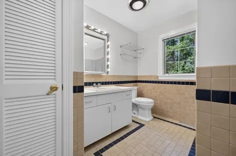 683 Neck Road Tiverton RI 02878