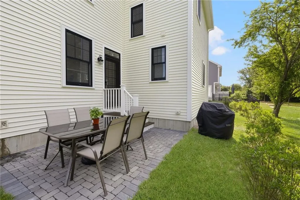 40 Lakeworth Avenue Narragansett RI 02882