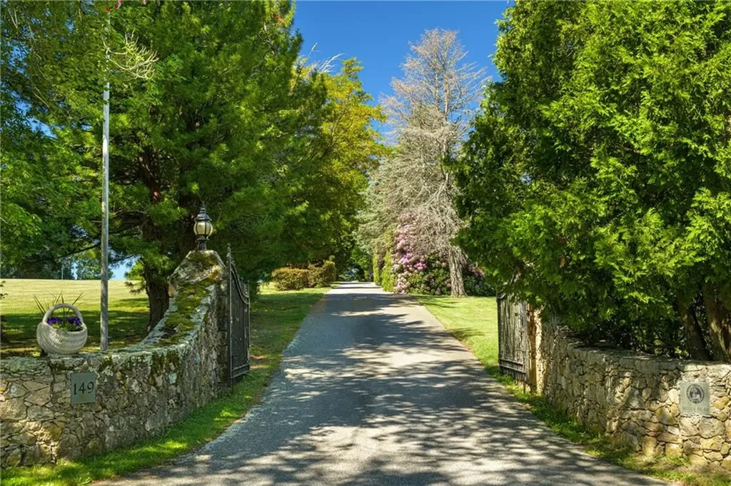 149 Nanaquaket Road Tiverton RI 02878