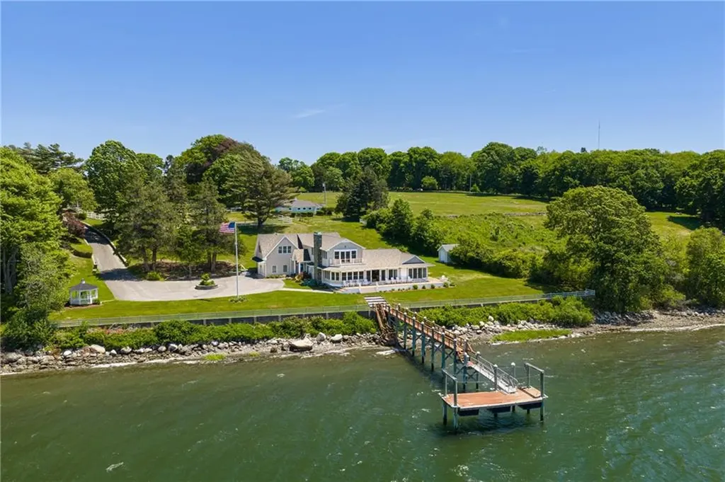 149 Nanaquaket Road Tiverton RI 02878